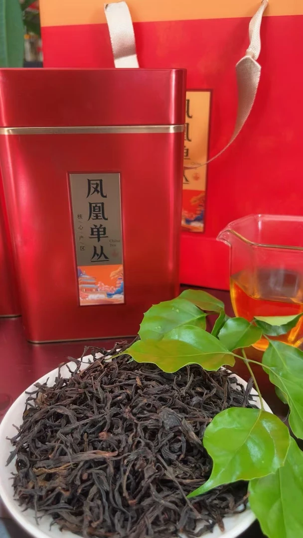 单枞外观条索粗色泽乌褐 天然自带花香 冲泡后甘薯 蜜兰香明显