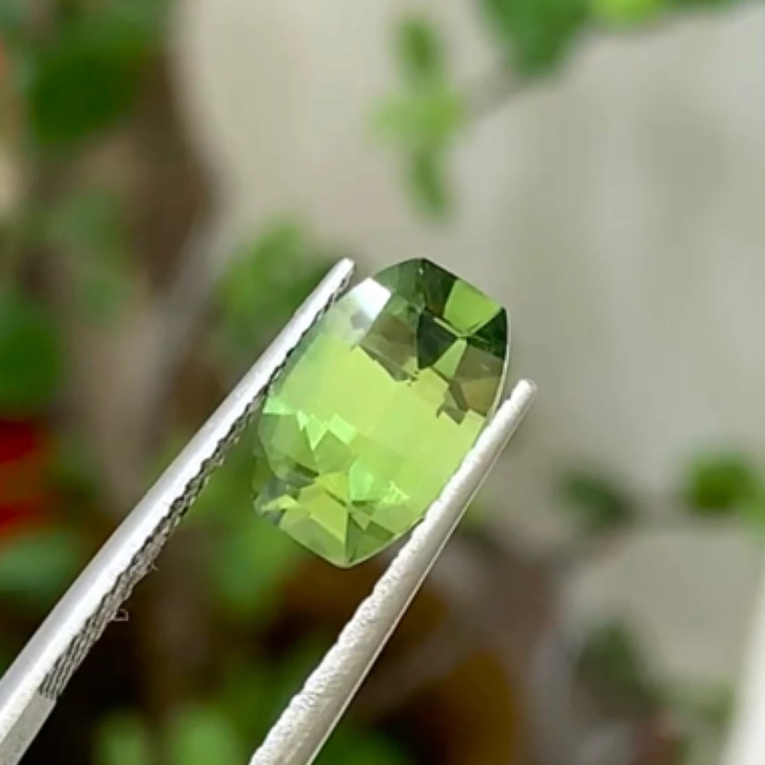 天然蓝宝石2.63克拉干净玻璃体满火彩蓝宝颜色丰富火彩超级好