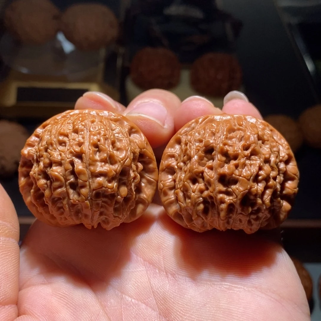 文玩核桃吊坠血麒麟