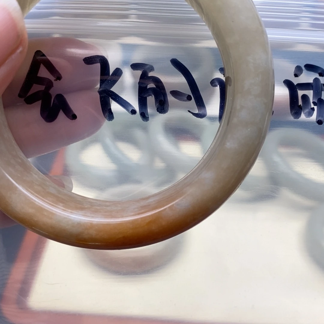 石英质玉手镯未镶嵌会****熊