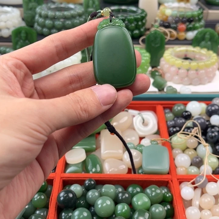 采***菊和田玉未镶嵌颈饰3x5俄七碧玉无事牌