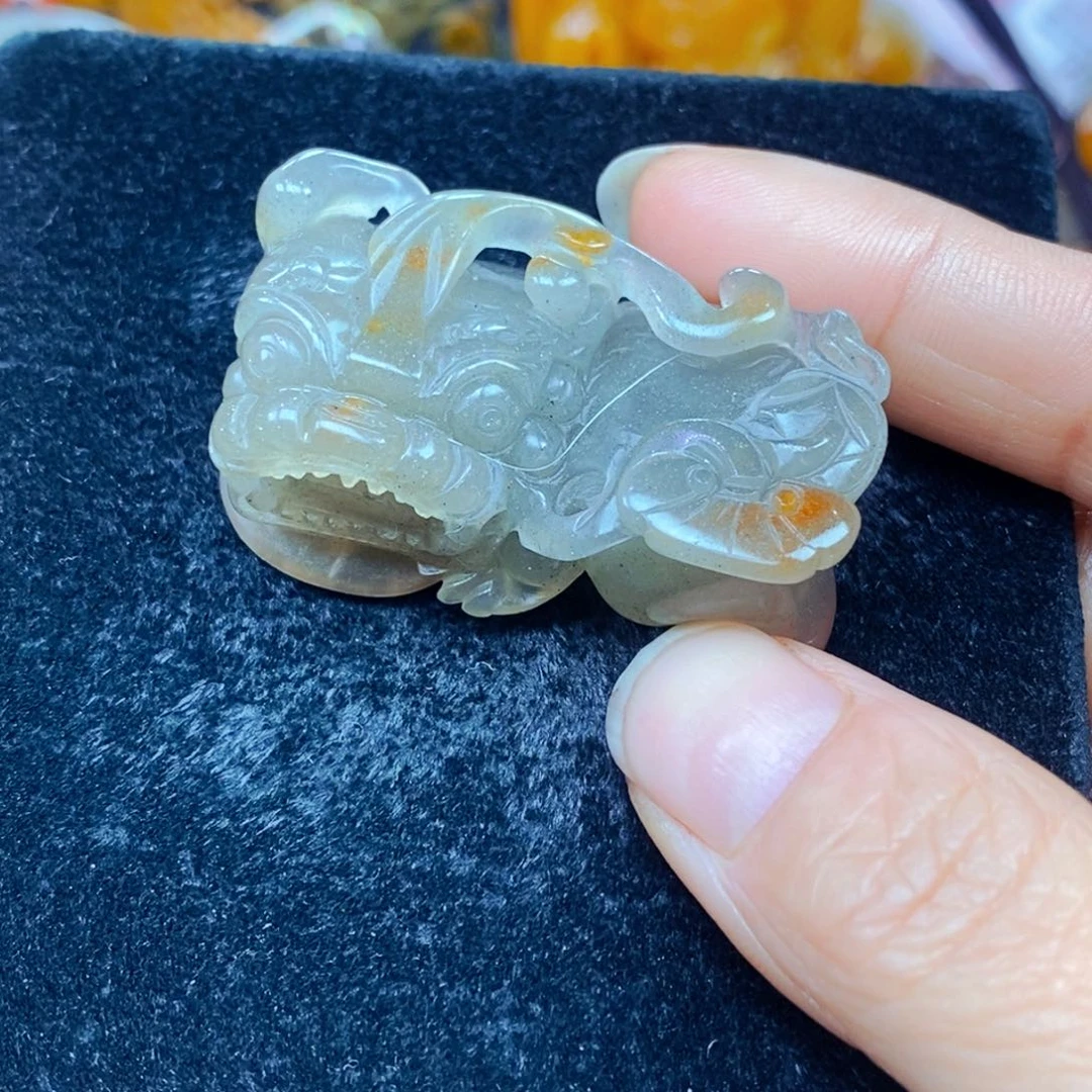 未镶嵌石英质玉（黄龙玉）颈饰