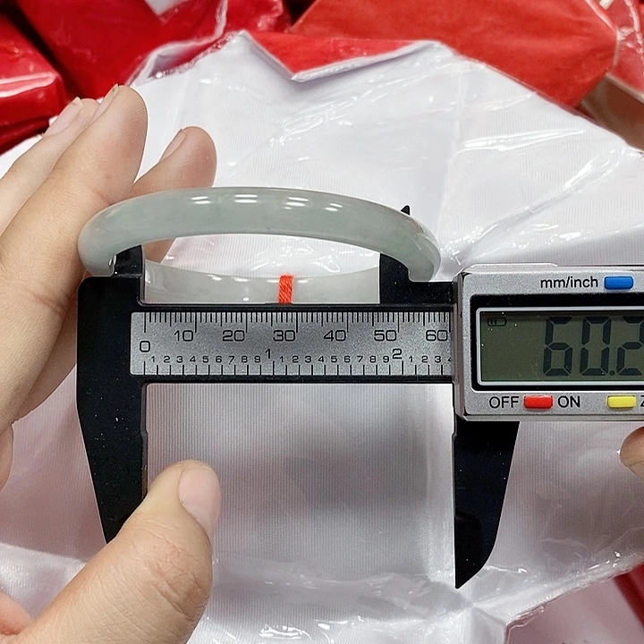 翡翠手镯未镶嵌6。