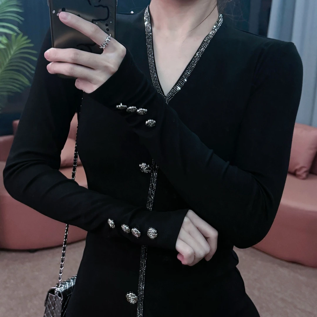 【Gouya】法式v领满天星连衣裙秋冬新款气质收腰修身显瘦包臀裙