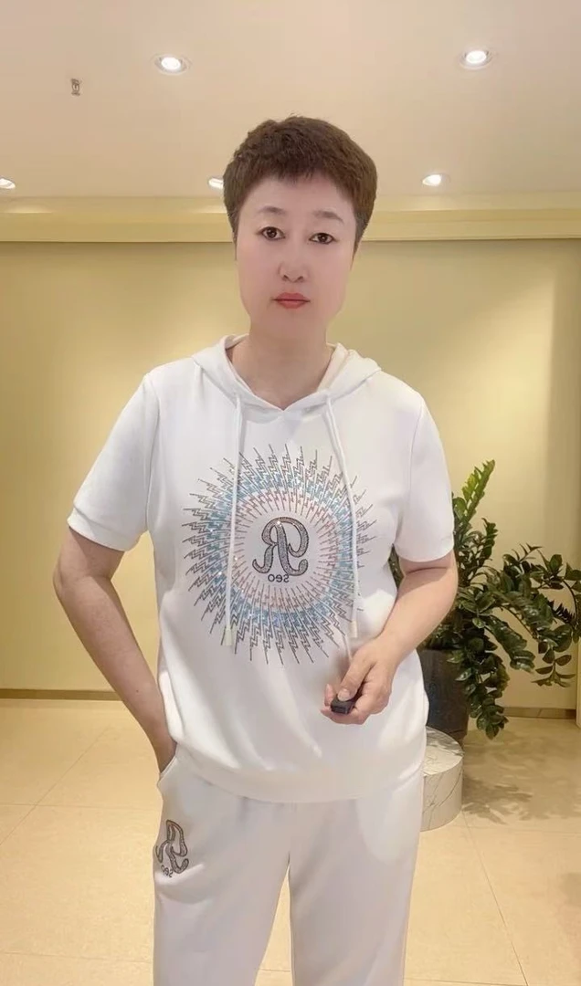 嘉莉丹:7617#女士夏季连帽减龄烫钻高级感休闲运动套装