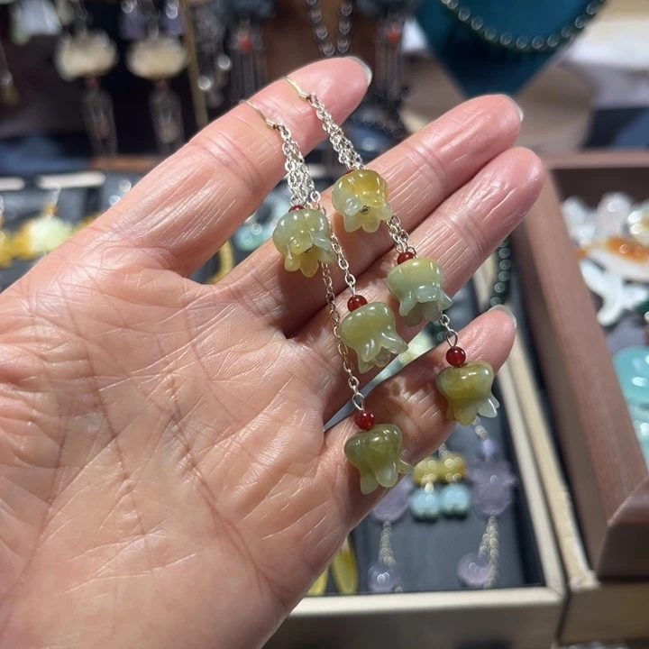 蛇纹石玉未镶嵌耳饰