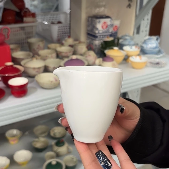 陶摆件公道杯。