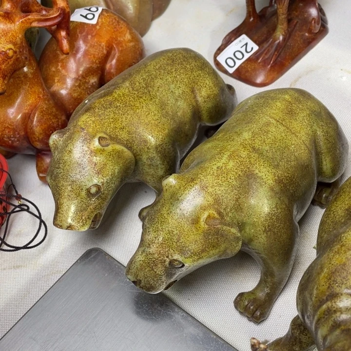 摆件。           熊