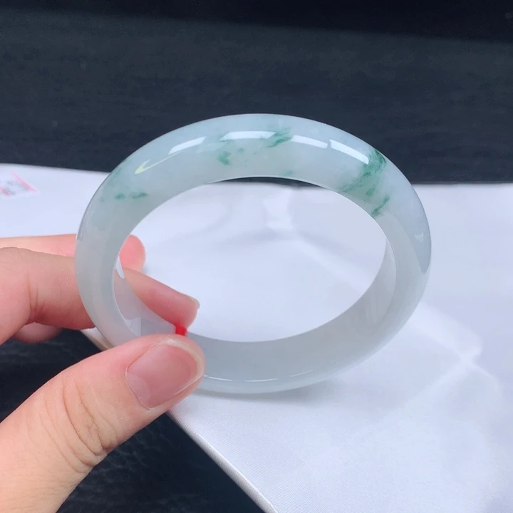 翡翠手镯未镶嵌。。