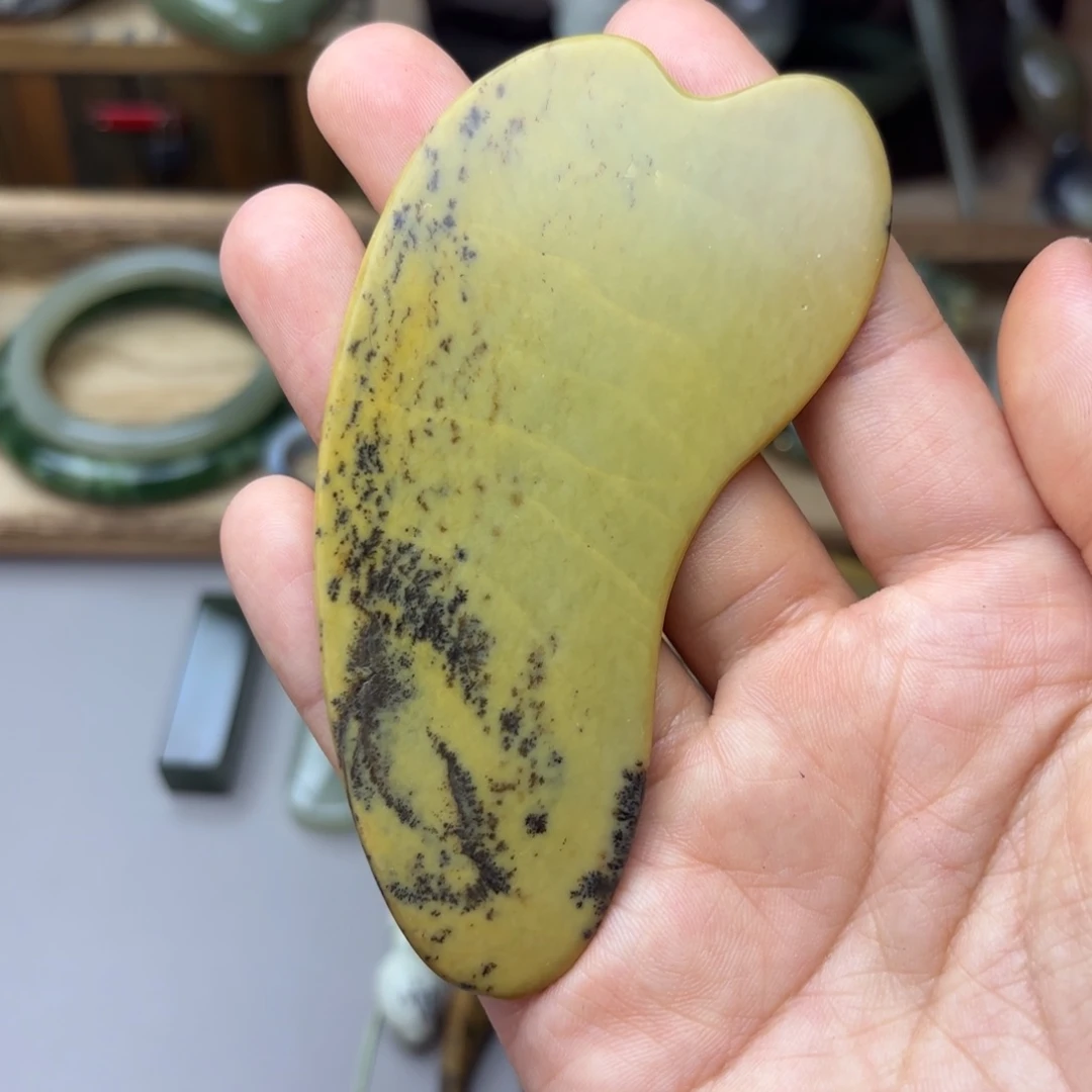 透闪石质玉未镶嵌颈饰