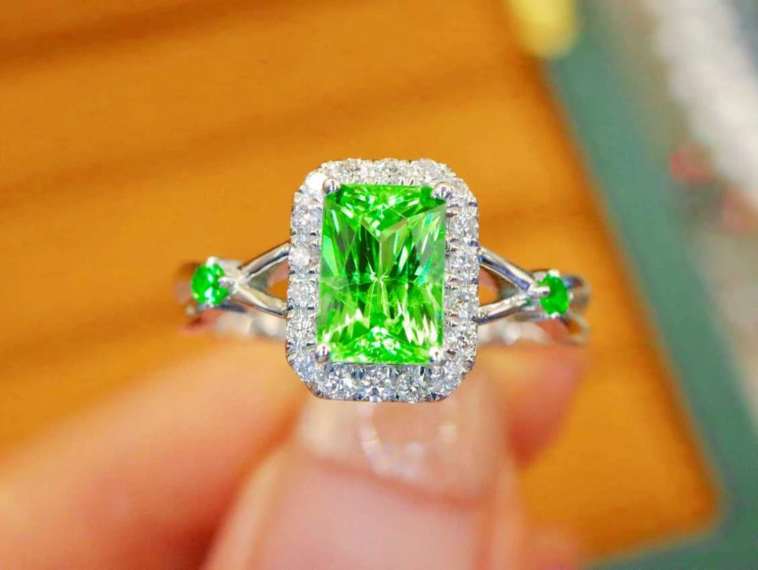 18K白金天然沙佛莱戒指绿色时尚方形主石1.17ct-WJ