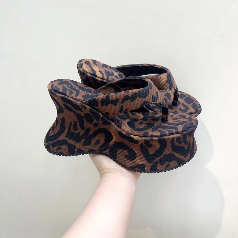 2025夏季新款复古时尚豹纹人字拖女外穿休闲坡跟厚底增高夹趾凉拖