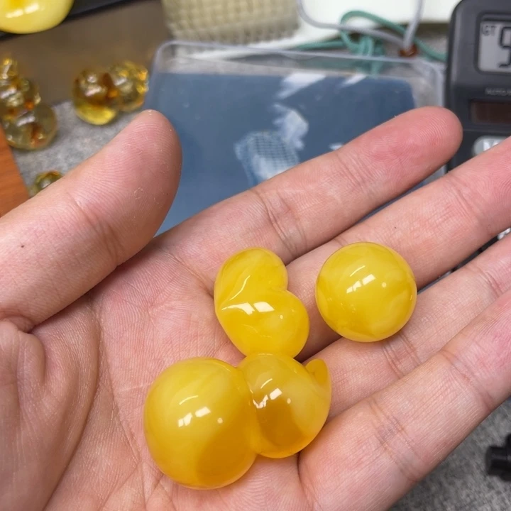 韦****琥珀未镶嵌珠宝奇石