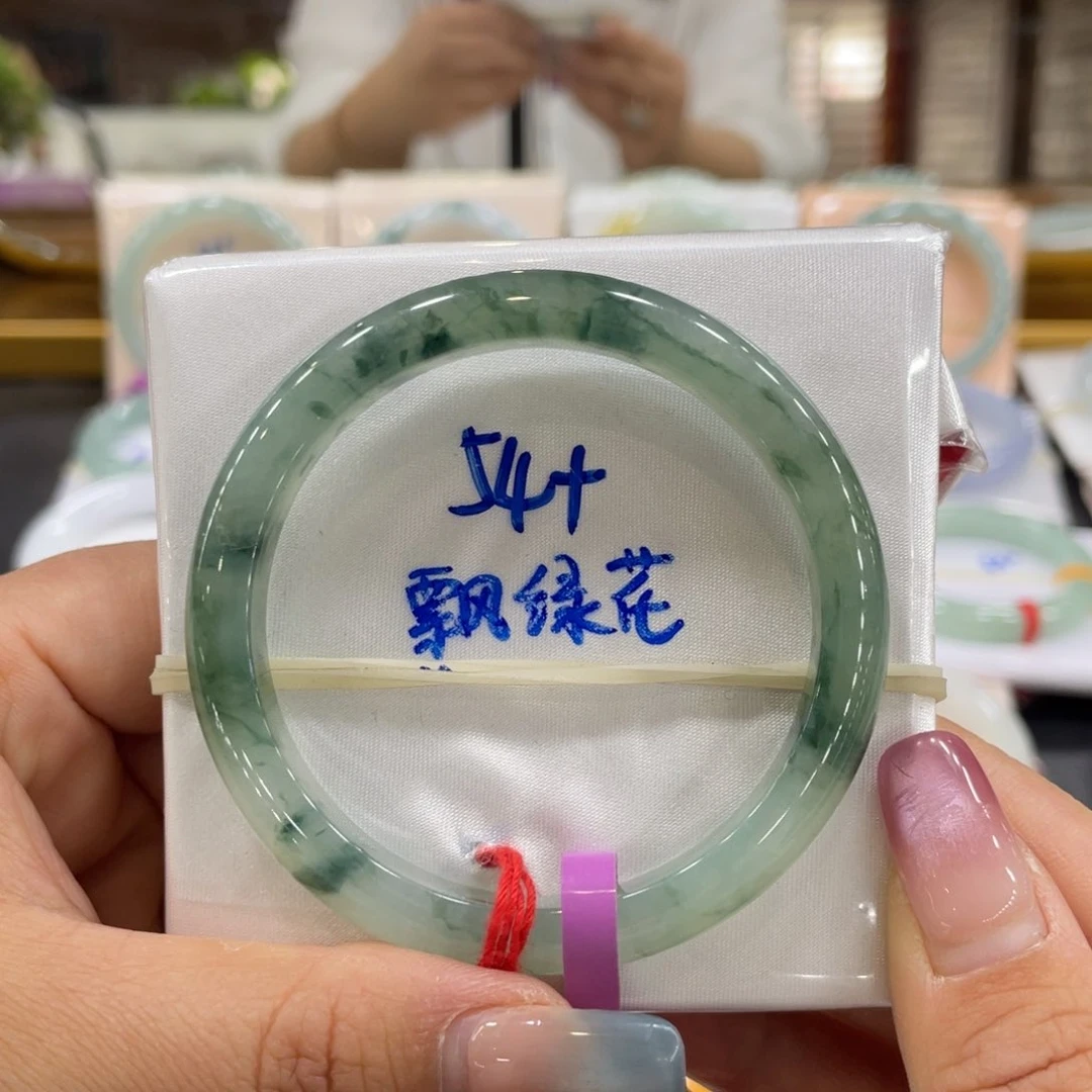 翡翠手镯未镶嵌翡翠