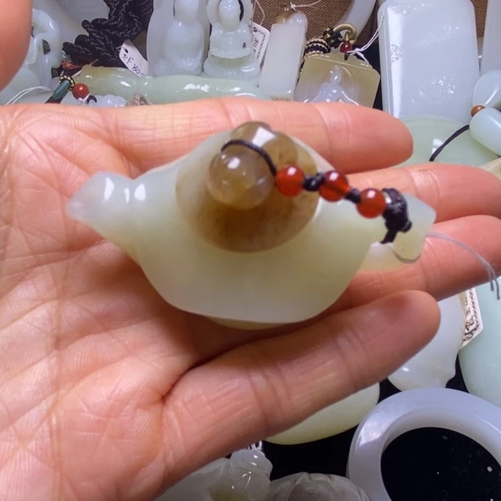 和田玉未镶嵌把件