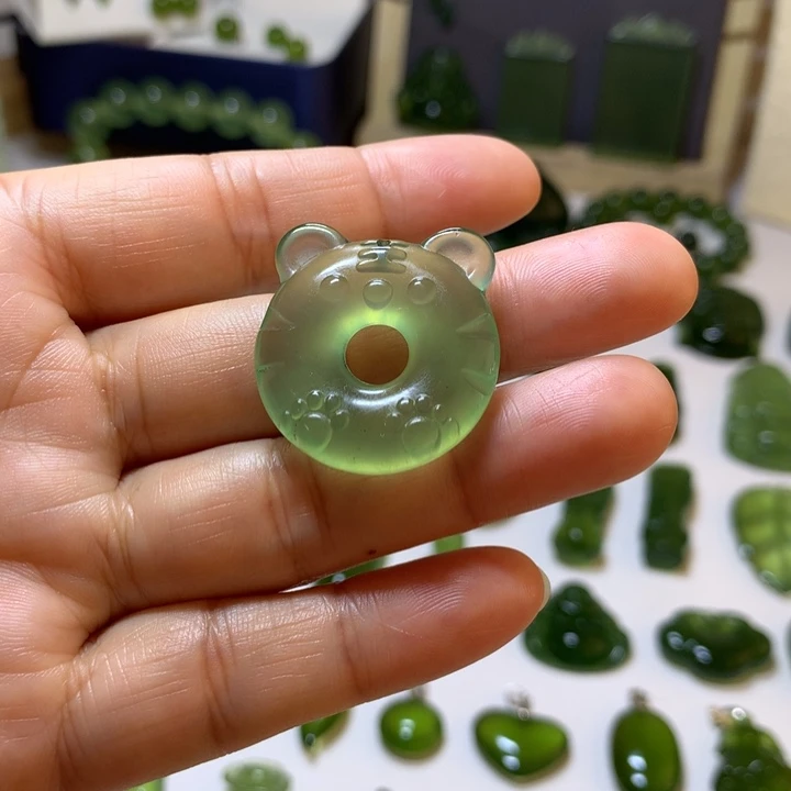 岫玉未镶嵌颈饰吊坠