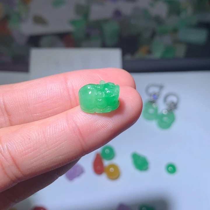 水***佬翡翠未镶嵌颈饰挂件