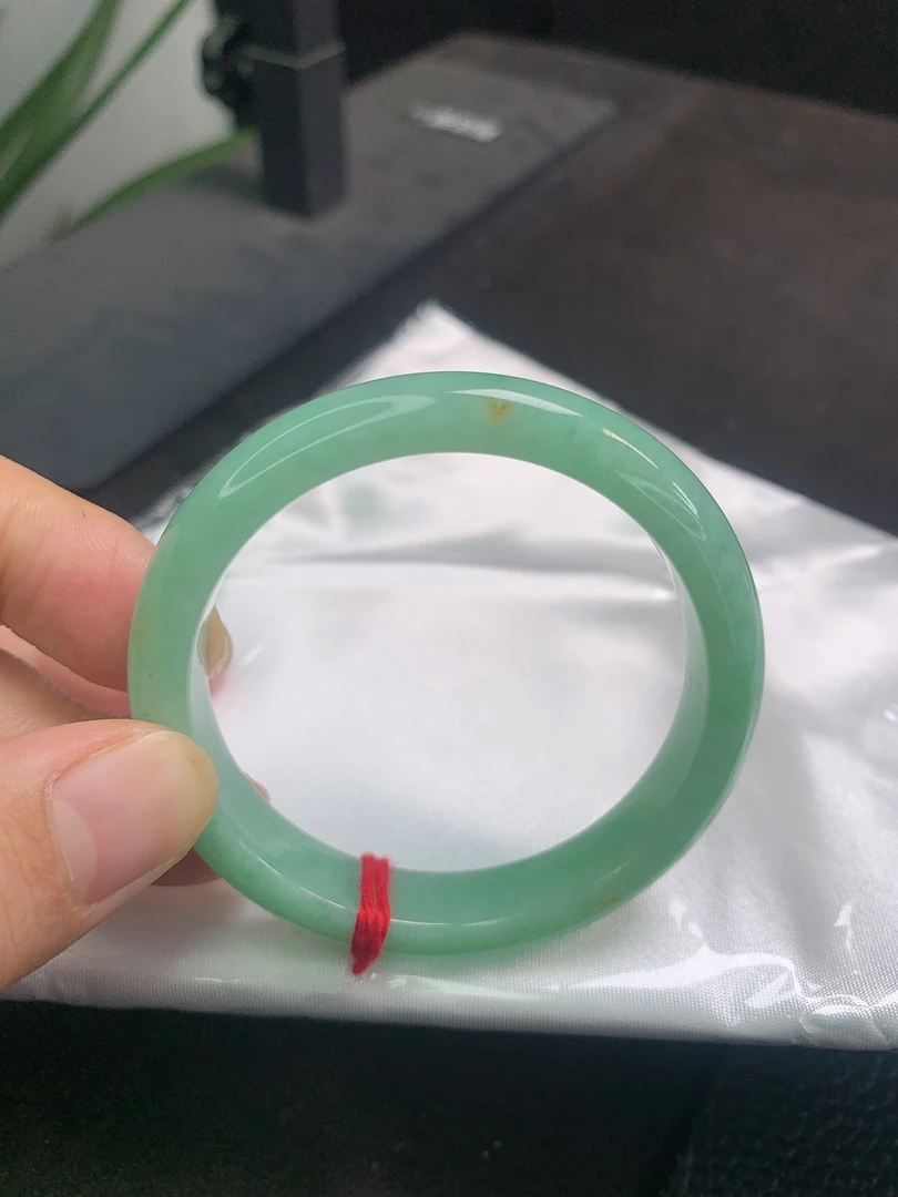 A158缅甸天然A货翡翠50-51圈口淡果绿底飘黄翡花正圈手镯、微棉线