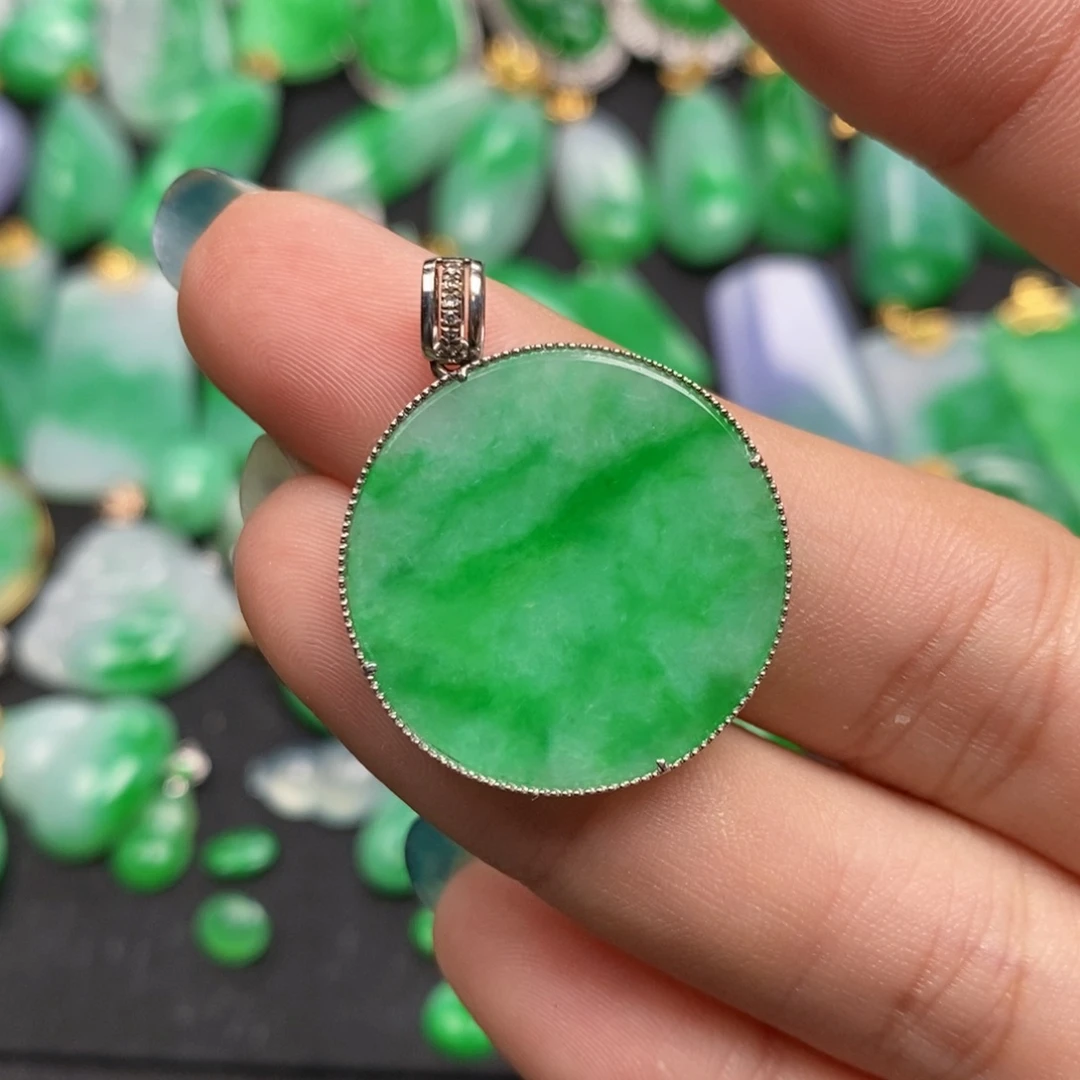 娜***儿颈饰18K金镶嵌翡翠翡翠