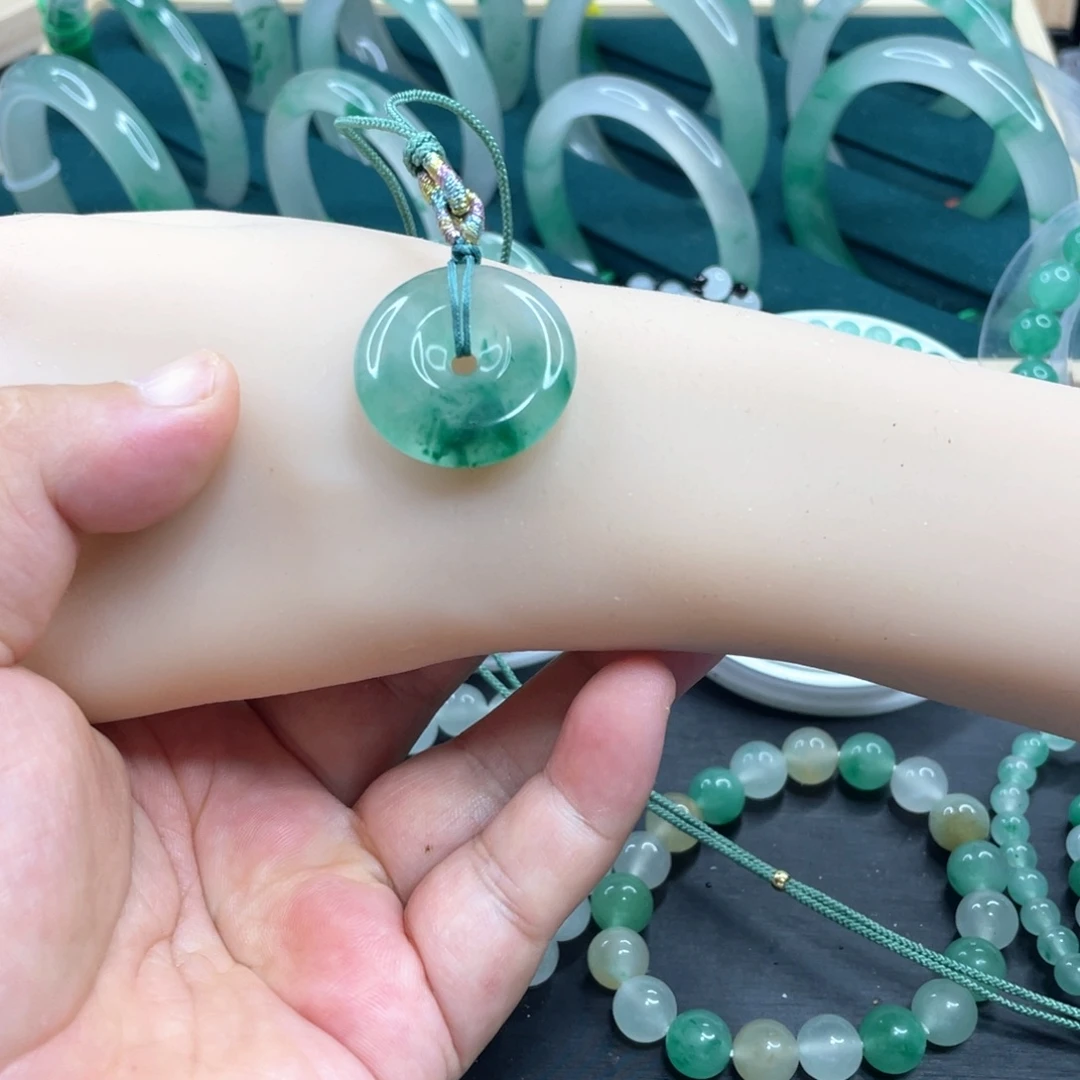 颈饰未镶嵌石英质玉