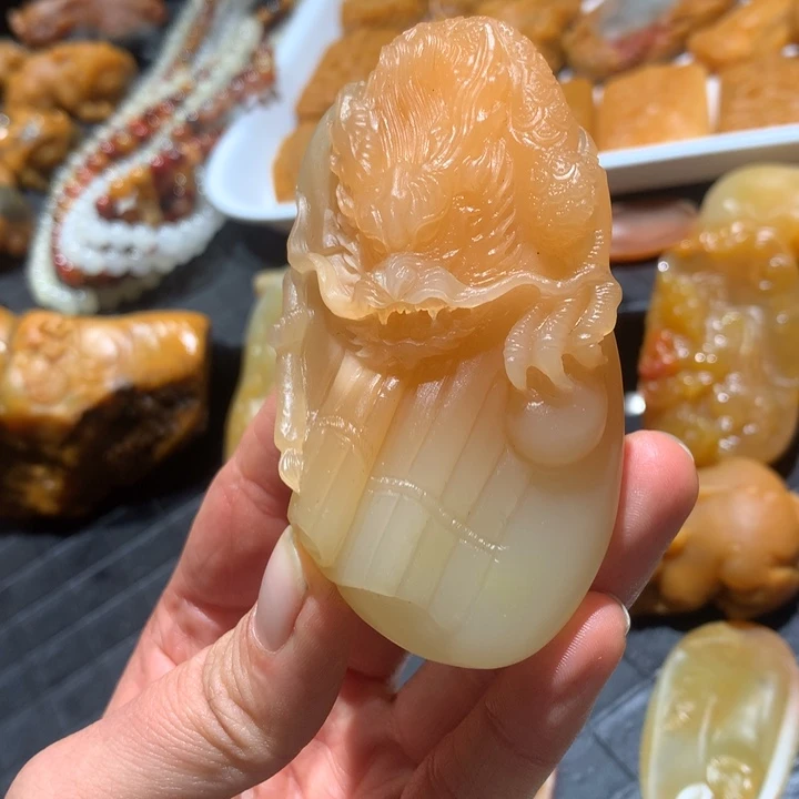 石英质玉（黄龙玉）未镶嵌颈饰