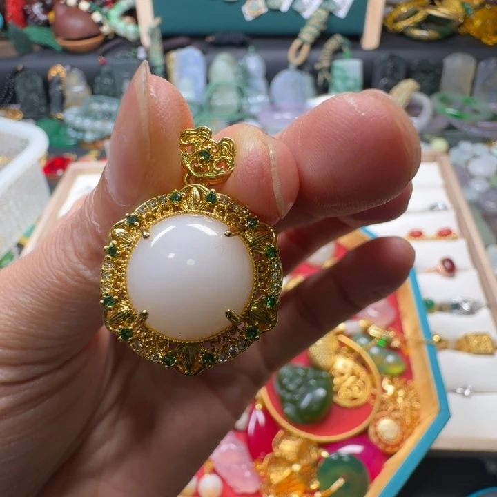 汕***版和田玉合金颈饰蛋面吊坠