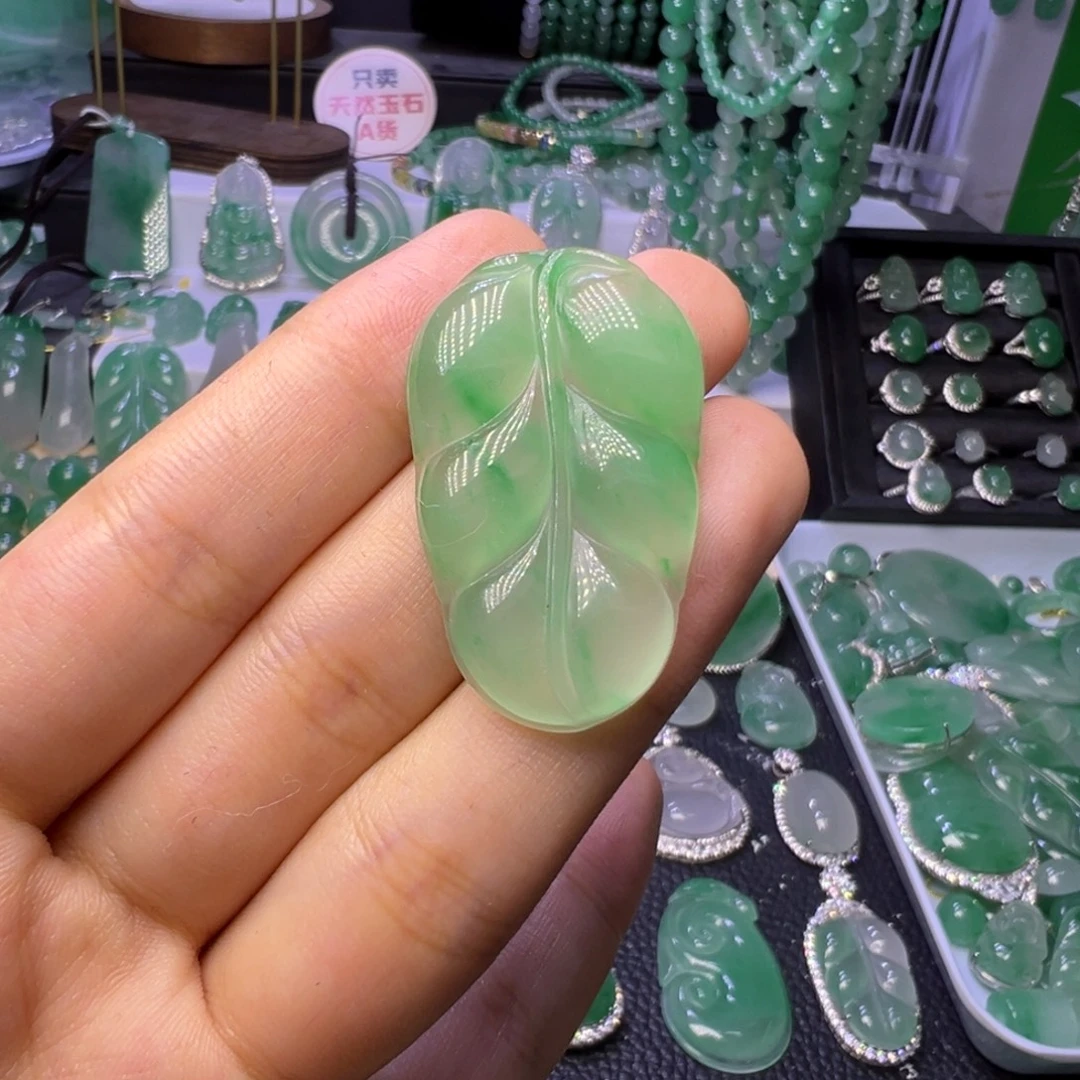 石英质玉（非洲翠）未镶嵌颈饰