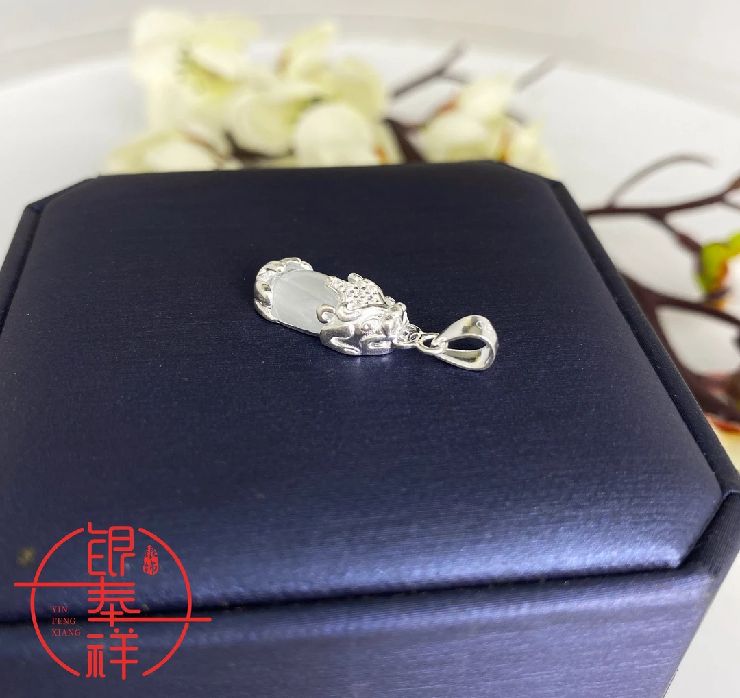 吊坠足银 足银合成锆石猫眼招财貔貅吊坠时尚创意轻奢镶嵌银制品