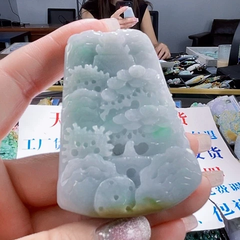 翡翠未镶嵌颈饰一个