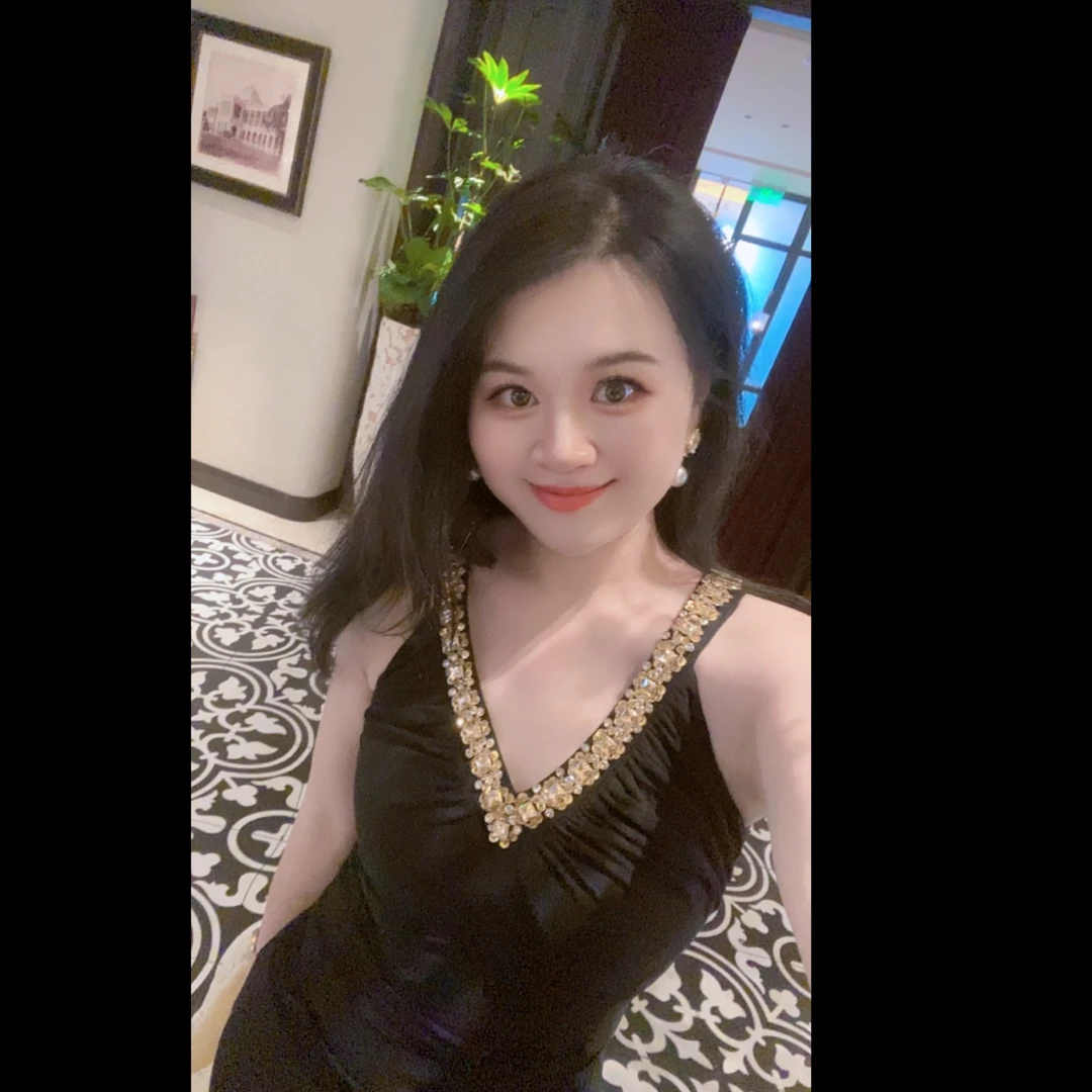魅鹊 52123 【性感小妖精】轻奢贵气重工钉珠洋气挂脖连衣裙