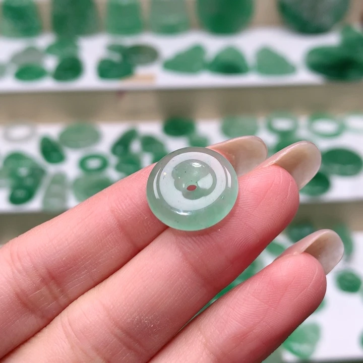 颈饰未镶嵌石英质玉