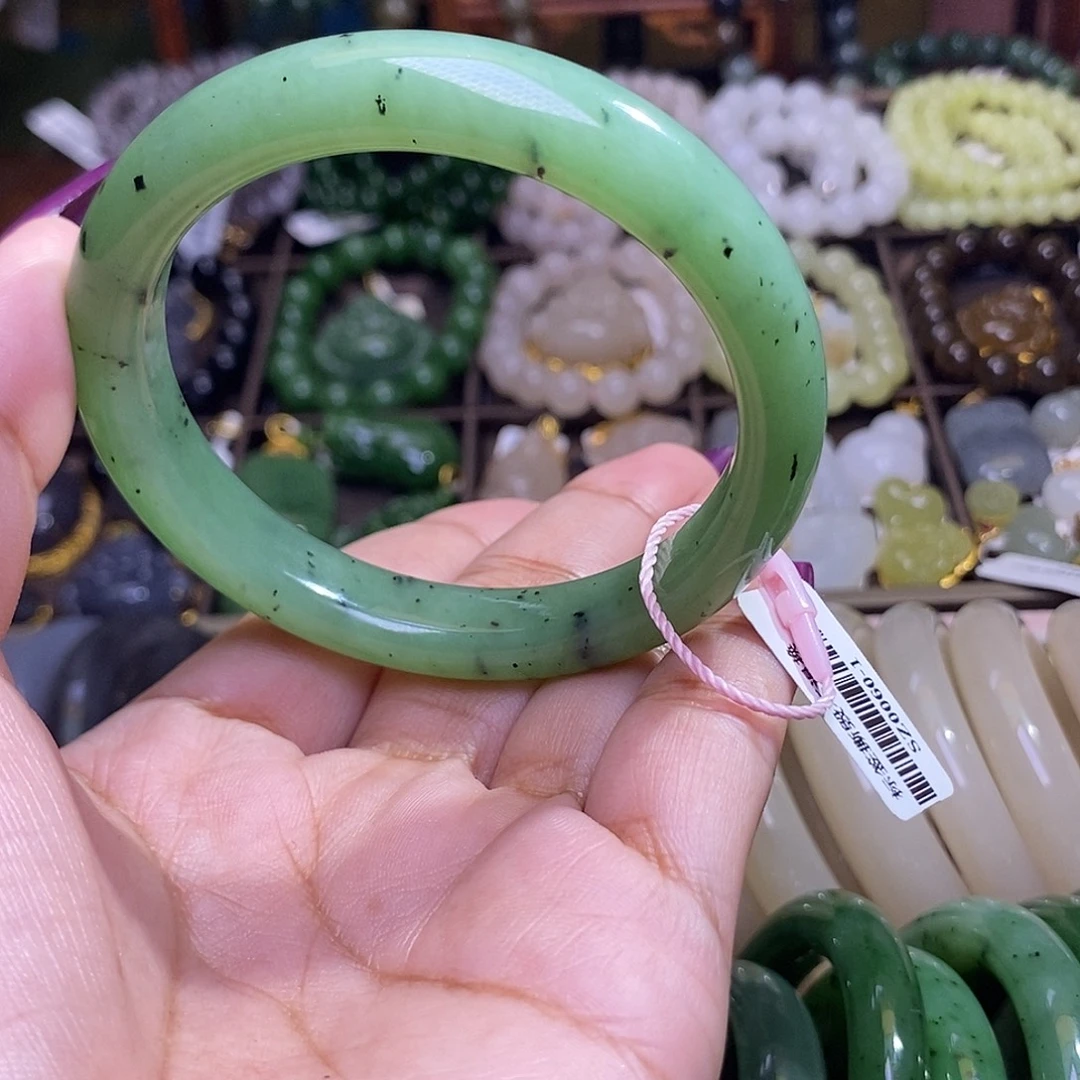 和田玉未镶嵌颈饰乌兰海猕猴桃苹果绿手镯56.5