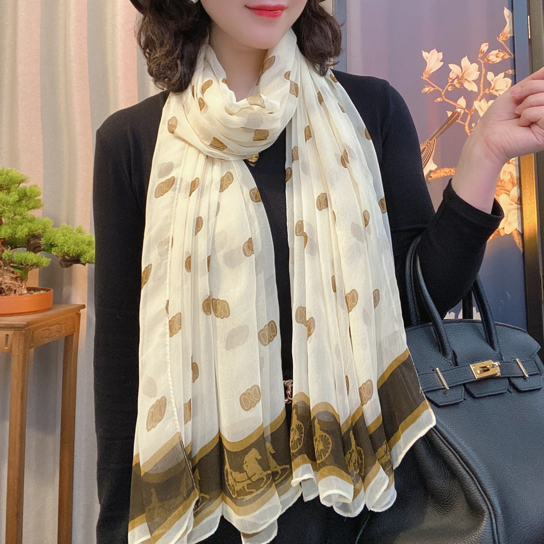 米色马车鳄鱼皱时尚洋气丝巾130✖️180cm左右围巾披肩四季可用百搭