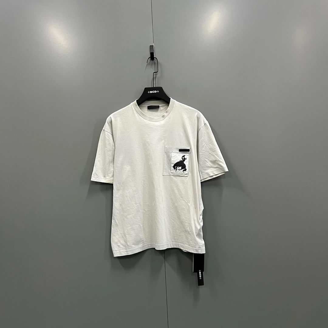 99新 Prada/普拉达 h829  口袋图案印花短袖 L码 700277