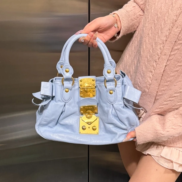 95新 MIU MIU/缪缪 95新miumiu双蝴蝶结婴儿蓝元宝手提包