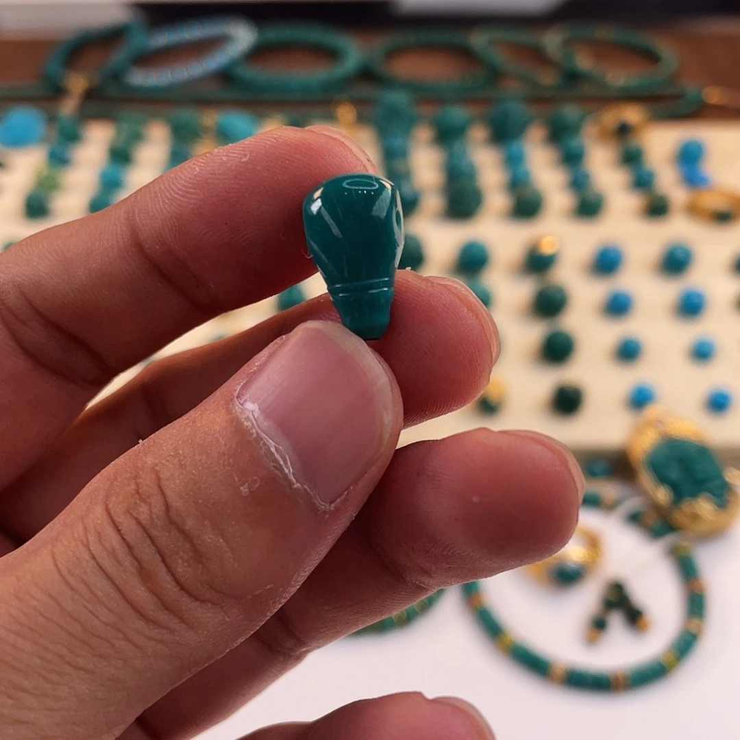 未镶嵌绿松石颈饰