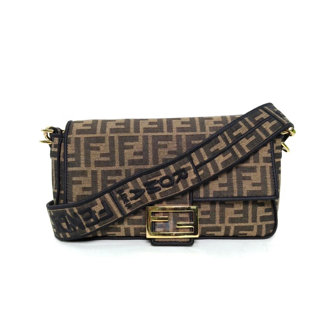 95新 FENDI/芬迪 【娇】法棍包 中号 老花 帆布 金扣 415932