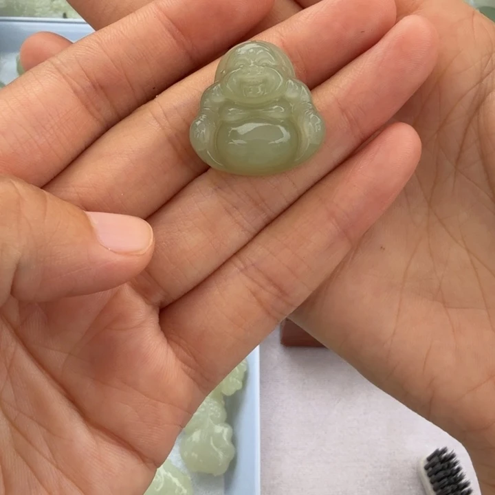 好***米和田玉未镶嵌颈饰丽