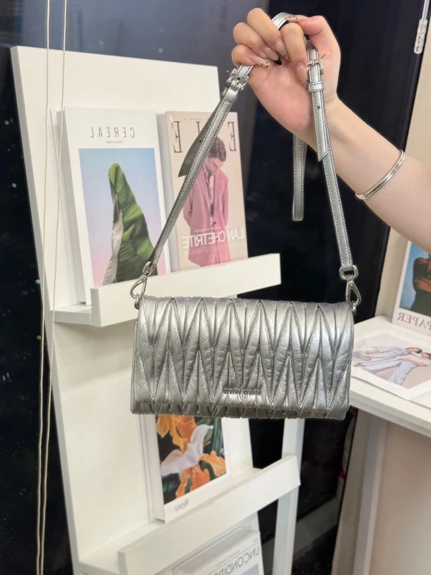 95新 MIU MIU/缪缪 银色时尚单肩斜挎包