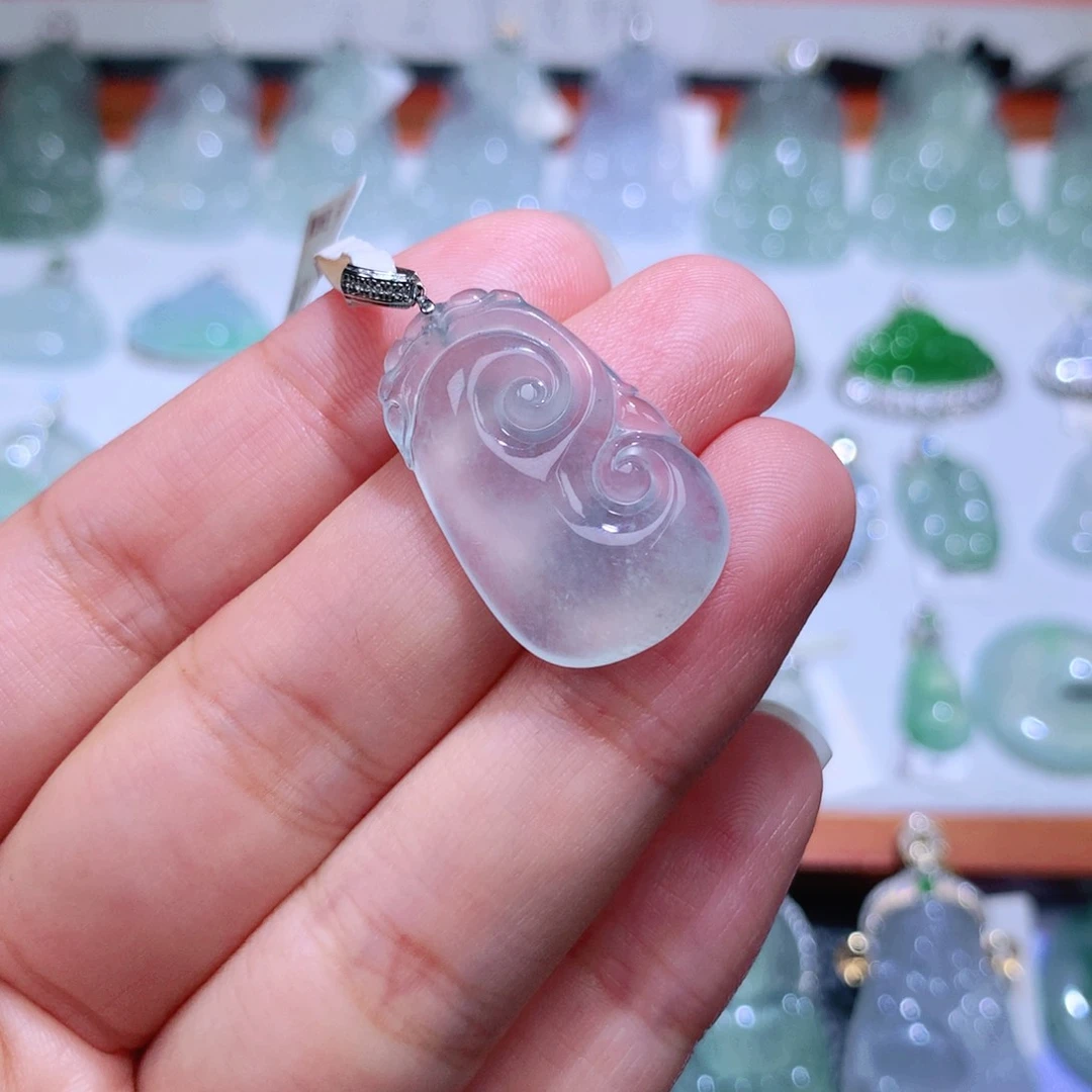 颈饰18K金镶嵌翡翠如意