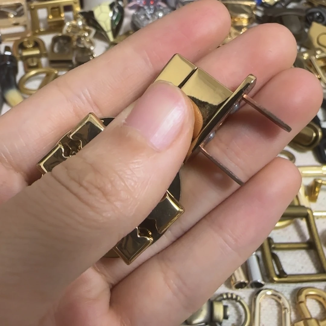 TB古金色扭锁15元2个.