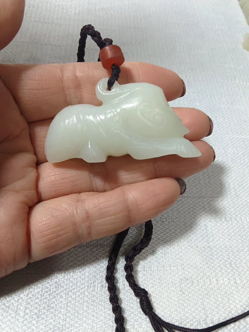 和田玉挂件一件。