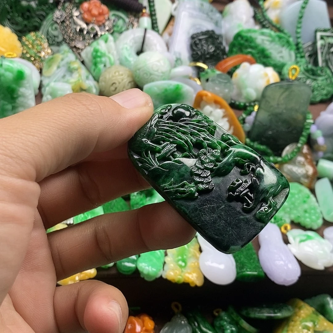 翡翠未镶嵌挂件山水