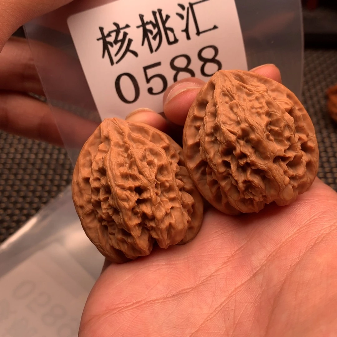 文玩核桃吊坠野牛38