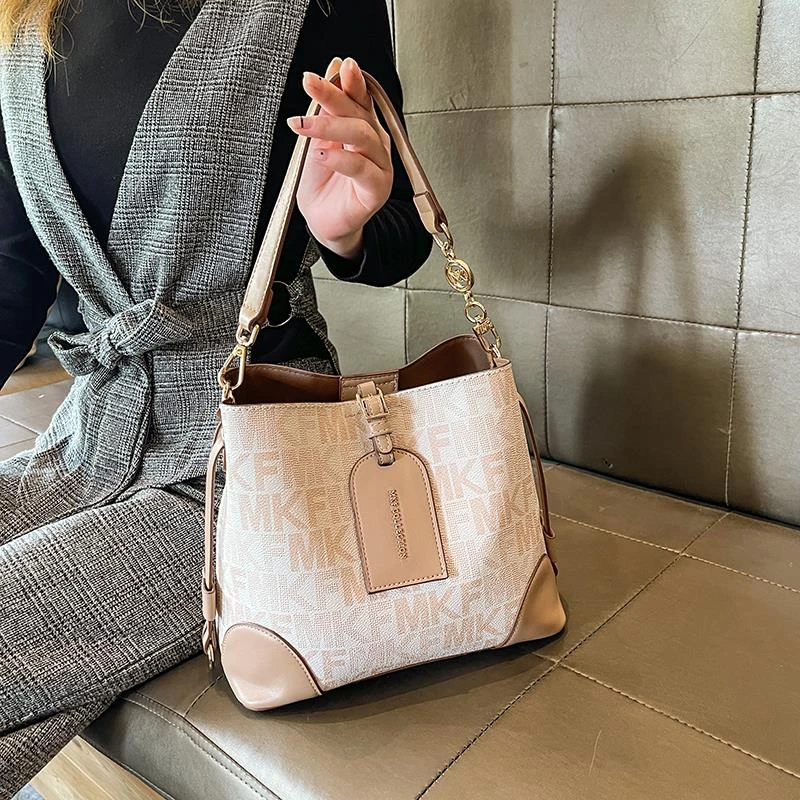 香港品牌包包女款爆款2025新款斜跨大容量手提单肩轻奢女士水桶包