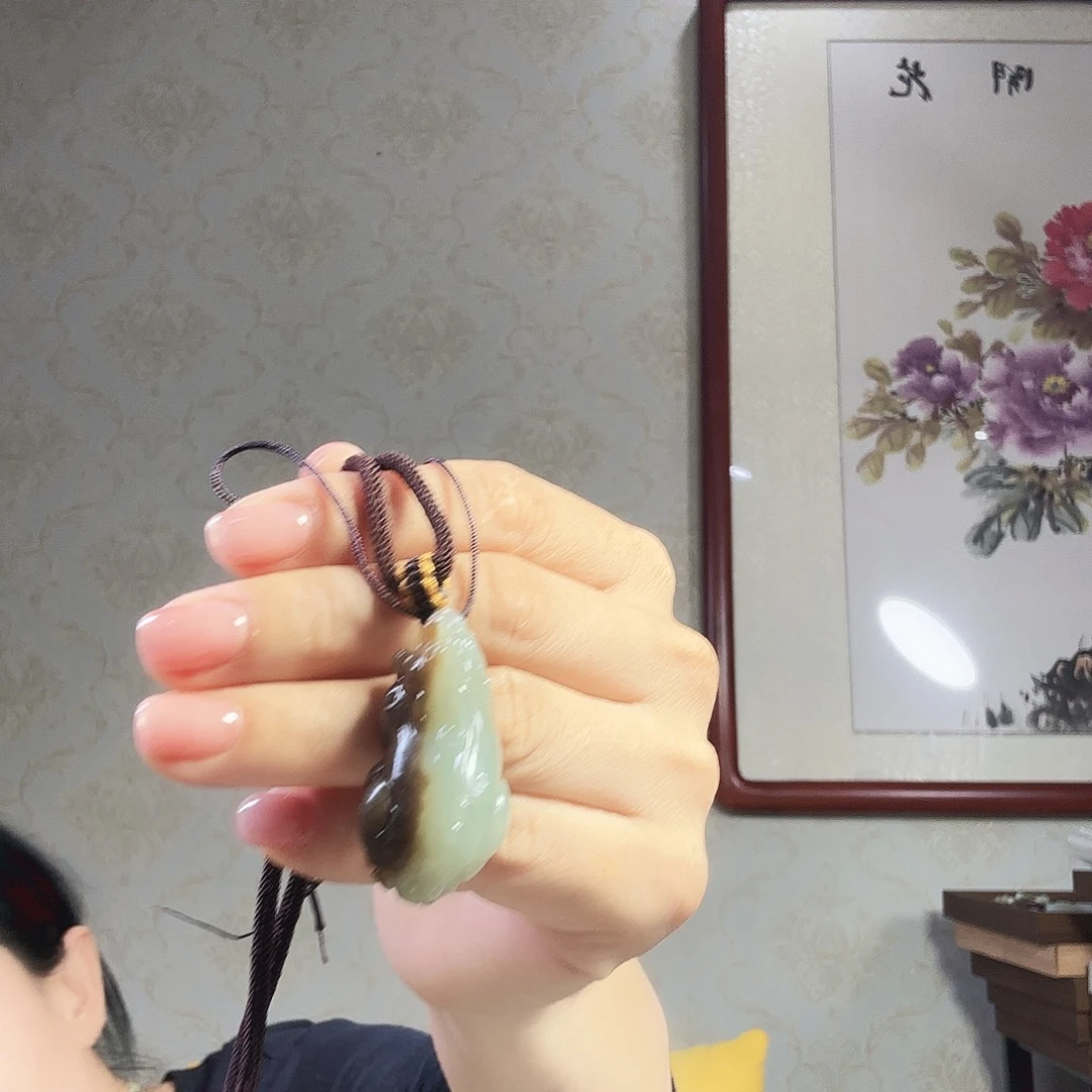 莫***颜和田玉未镶嵌颈饰