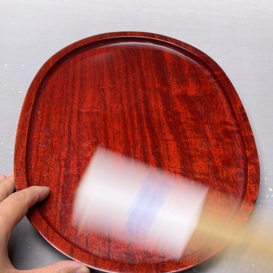 瓷片密密麻麻地铺满一