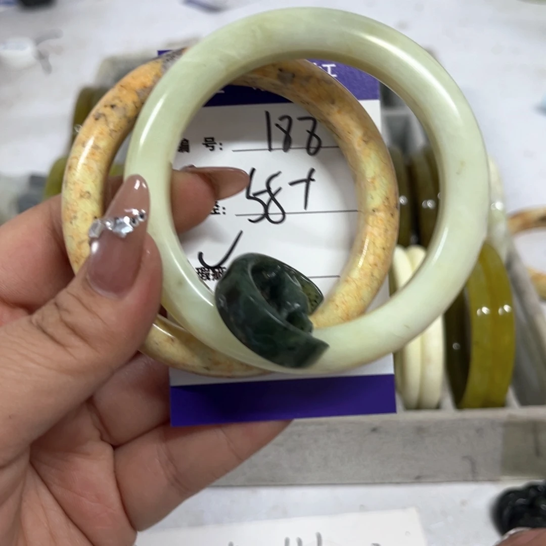 蛇纹石玉手镯未镶嵌