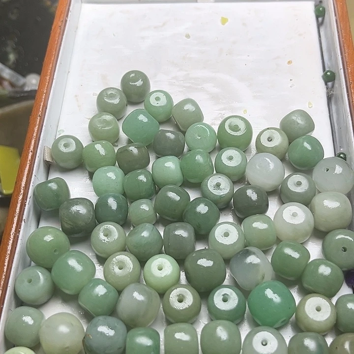 未镶嵌透闪石质玉珠宝奇石