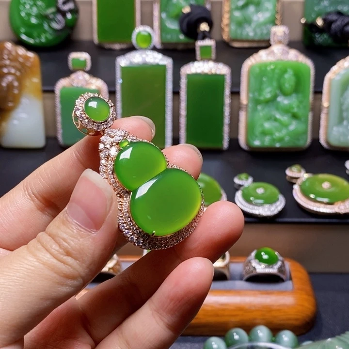 颈饰18K金镶嵌和田玉（糖玉）冰**明